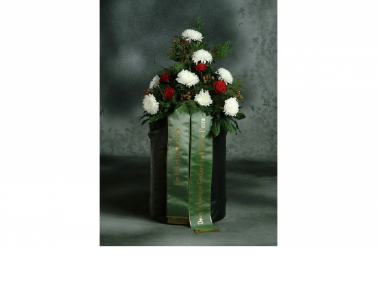 Gebinde mit  weißen Chrysanthemen u. Rosen